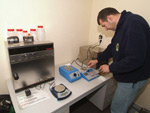 Dagelijks worden er controles uitgevoerd in het labo (om o.a. het water, de temperatuur, de kwaliteit en het afvulgewicht te checken)